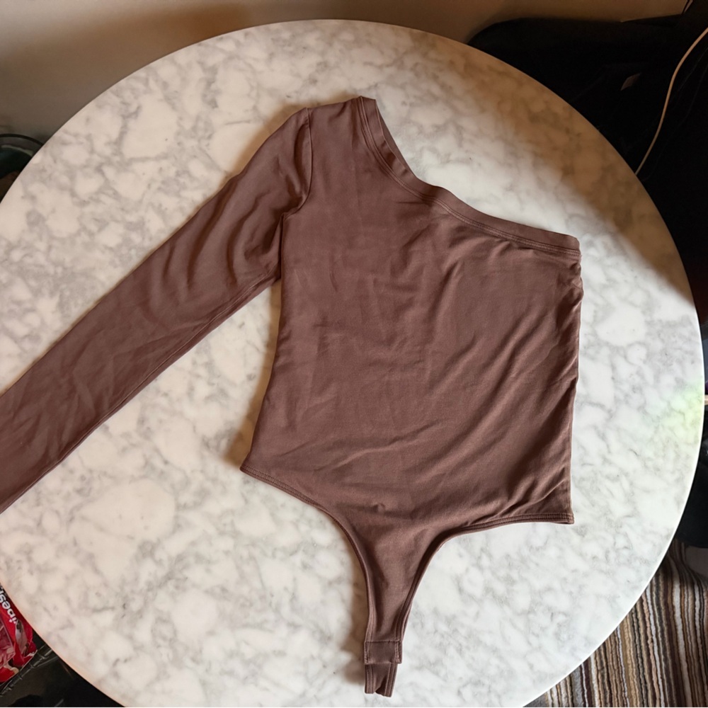 Clyque One Shoulder Long Sleeve Bodysuit in Chocolate Brown Everyday Basic - Picture 6 of 10